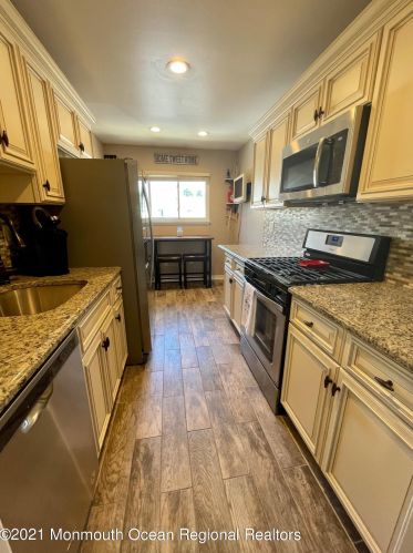 9 Ann Ct, Tinton Falls NJ  07724-3031 exterior