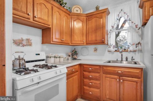 228 Somerset Rd, West Deptford NJ 08096-6066 exterior