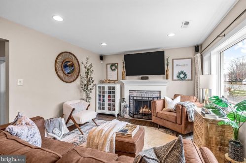 217 Colonial Ave, West Deptford NJ 08096-1011 exterior