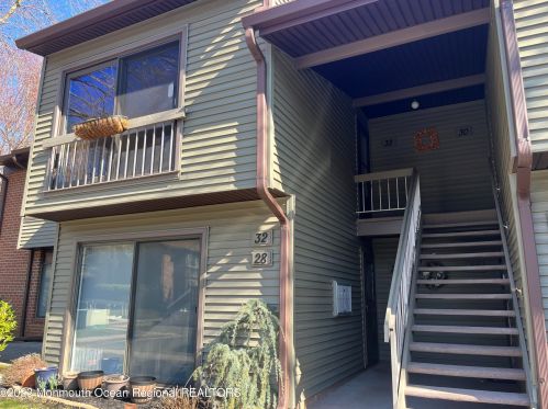 32 Medford Ct, Tinton Falls NJ  07701-5447 exterior