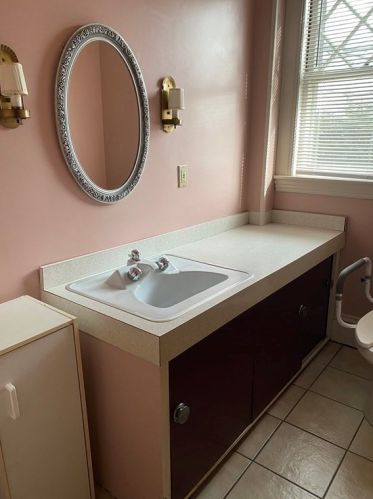 8 Berwick St, Worcester MA 01602-1405 exterior