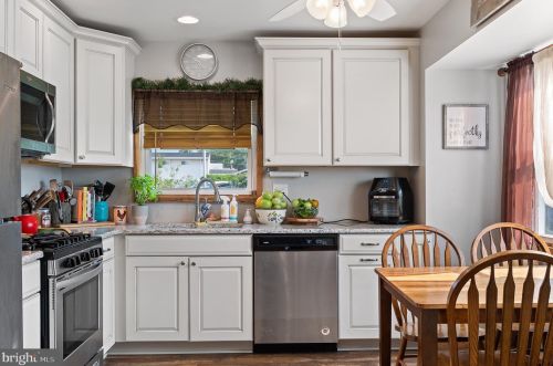 260 Columbus Dr, West Deptford NJ 08051-1258 exterior