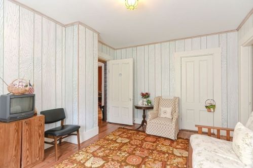 23 Nahanton St, Newton MA 02459-2907 exterior