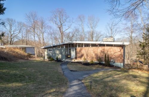 16 Robin Ln, Skyline Lakes, NJ 07456-2932