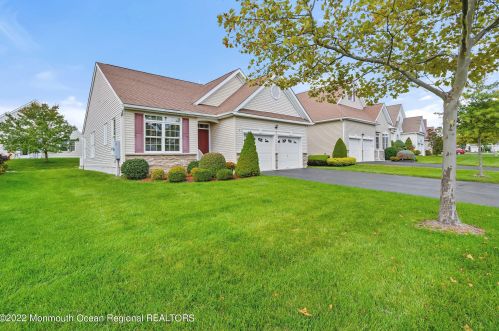 9 Fernwood Dr, Tinton Falls, NJ 07712-8712