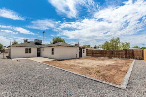 1352 Clarendon Ave, Phoenix AZ 85033-4121 exterior