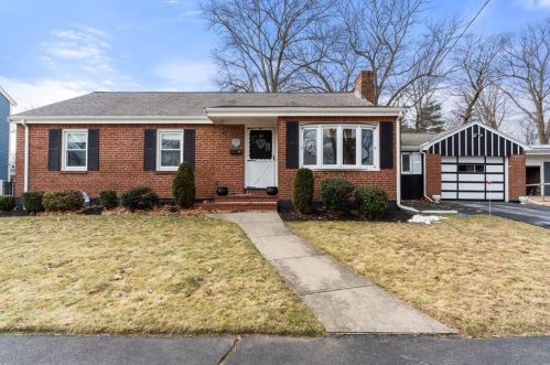 37 Spruce St, Milton MA 02186-4633 exterior