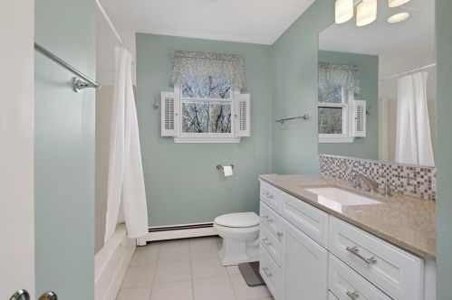 84 Leavitt St, Hingham MA 02043-2973 exterior