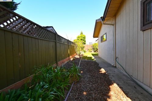 14297 Tiburon Rd, San Leandro CA 94577-6536 exterior