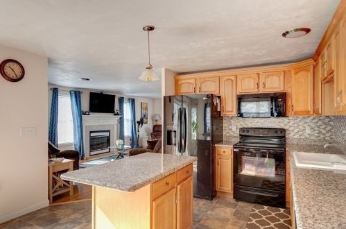 46 Honeysuckle Rd, Worcester MA 01607-1823 exterior