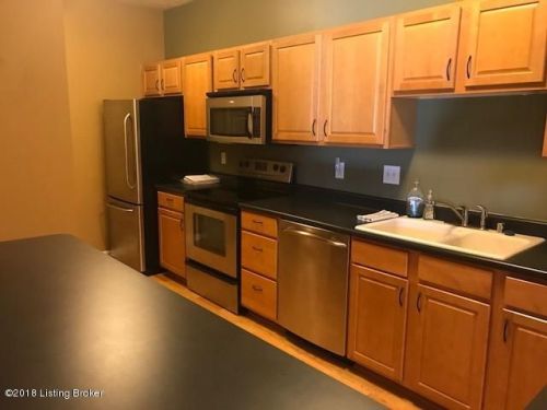 2704 Bradford Commons Dr, Louisville KY  40299-5193 exterior