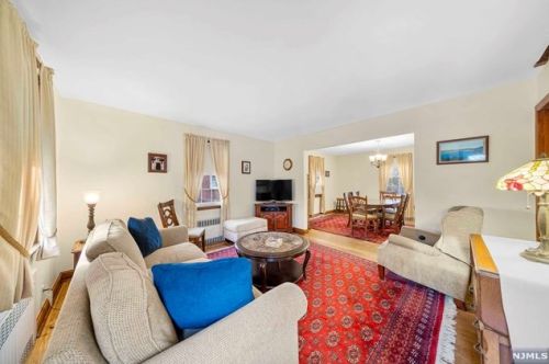 5 Crest Dr, Cresskill NJ  07626-2240 exterior