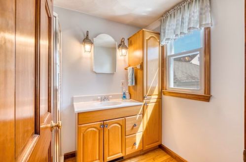 225 Bch St, Quincy MA 02170-2311 exterior