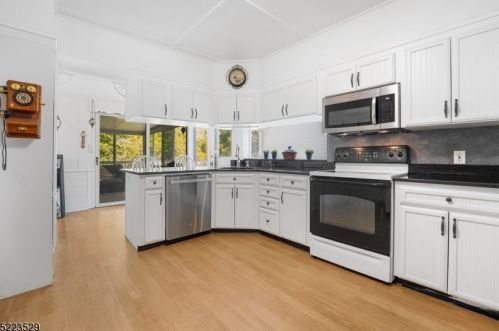 27 Ridgedale Ave, East Hanover NJ 07936-1804 exterior