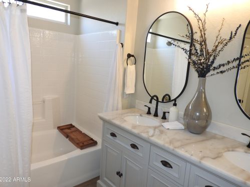 3041 Blackhawk Dr, Phoenix AZ 85050-4821 exterior