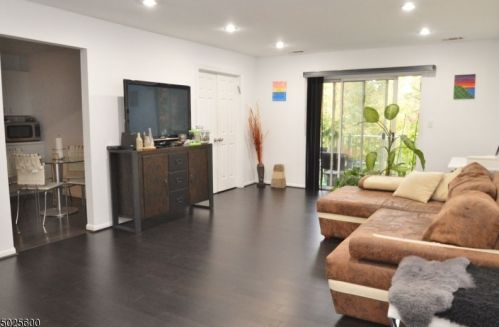 12 Katie Ct, East Hanover, NJ 07936-3523