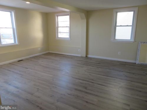 68 Roosevelt St, West Deptford, NJ 08066-1027