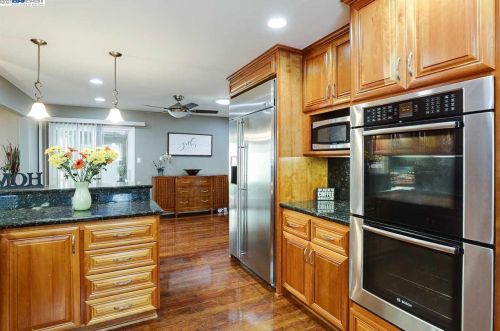 1476 Regent Dr, San Leandro CA 94577-5323 exterior