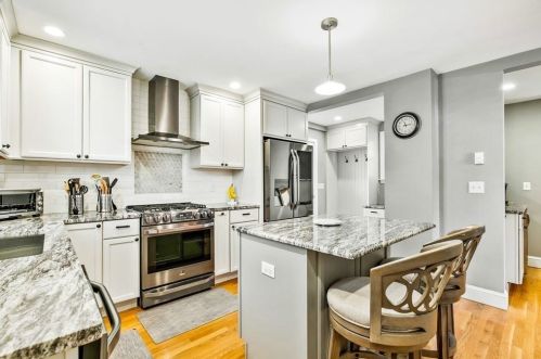 18 Angier Cir, Newton MA 02466-2901 exterior