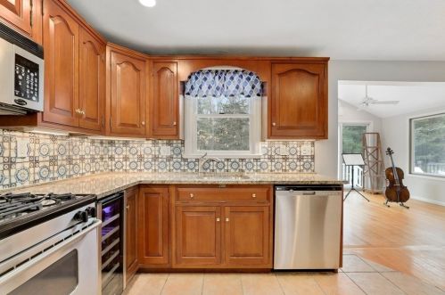 347 Prospect St, Hingham MA 02061-1140 exterior