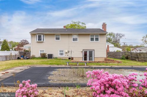 825 Lancing Rd, West Deptford, NJ 08096-4005