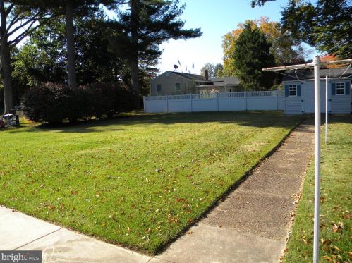 60 Holly Dr, West Deptford NJ  08096-3317 exterior