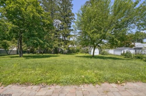 24 Dixon Pl, East Hanover NJ 07936-3049 exterior