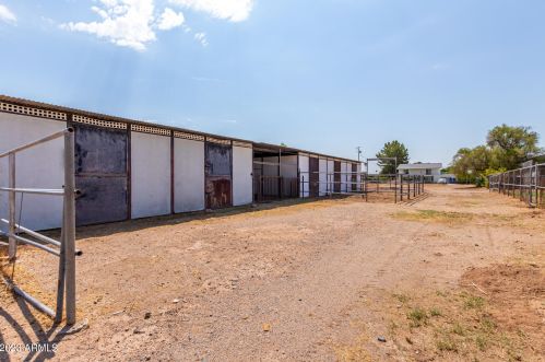 4210 Country Gables Dr, Phoenix AZ 85053-4528 exterior