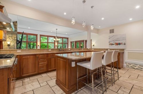 112 Edgewater Dr, Needham MA 02492-2776 exterior