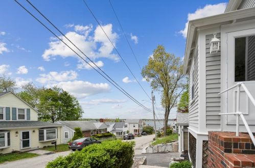 28 Pecksuot Rd, Weymouth, MA 02191-1612