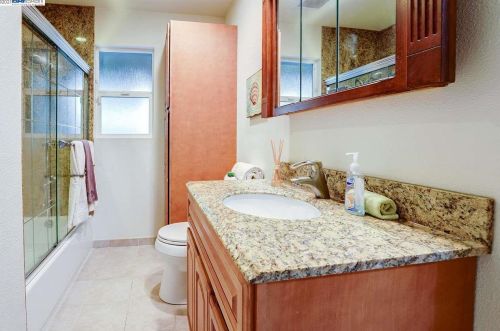 1476 Regent Dr, San Leandro CA 94577-5323 exterior