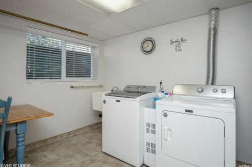 1587 Edgecliff Dr, Sandy UT 84092-4309 exterior