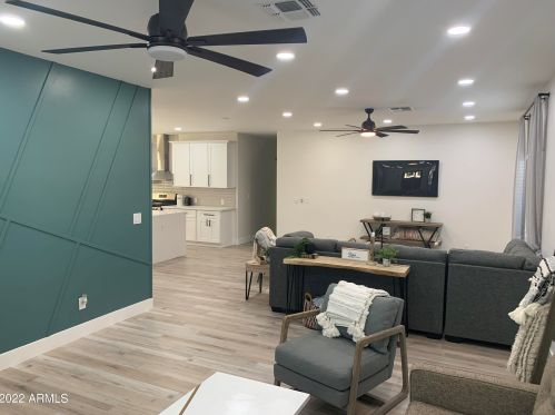 2022 22 Pl, Phoenix AZ 85042-8100 exterior