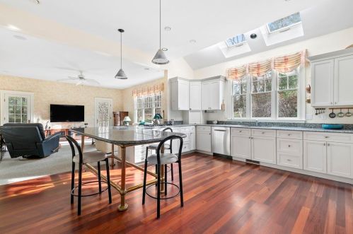 59 Crestview Rd, Milton MA 02186-3648 exterior