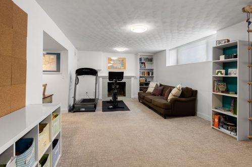 21 Cross Hl Rd, Newton MA 02459-3119 exterior