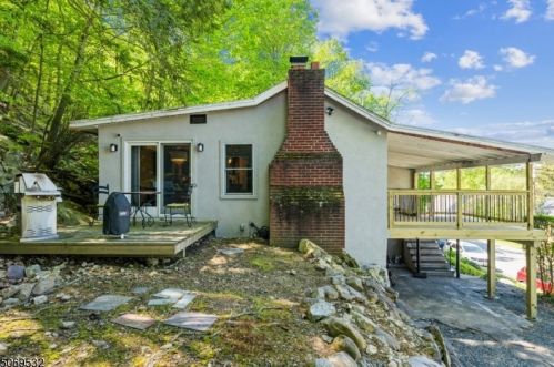 454 Skyline Lk Dr, Skyline Lakes NJ 07456-1917 exterior