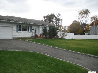 82 Walter Ct, Commack, NY 11725-4127