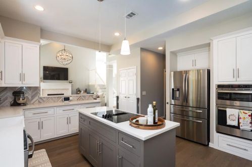 4027 Azure Ln, Addison TX 75001-3105 exterior