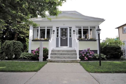 20 Pinette St, New Bedford, MA 02740-1650