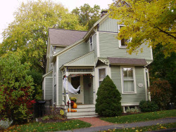 82 Hyde St, Newton, MA 02461-1252
