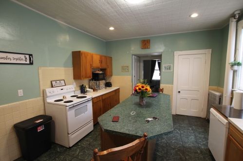 731 Pleasant St, Worcester, MA 01602-1938