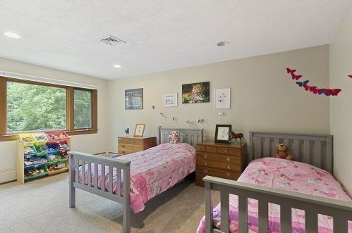 176 Woodland Rd, Southborough MA  01772-2035 exterior