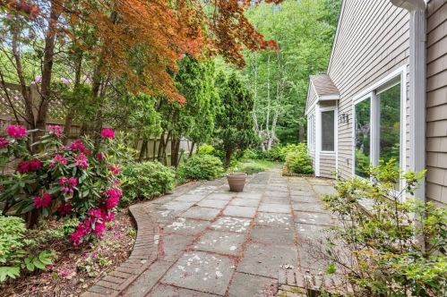 403 Dedham St, Newton MA 02459-3300 exterior