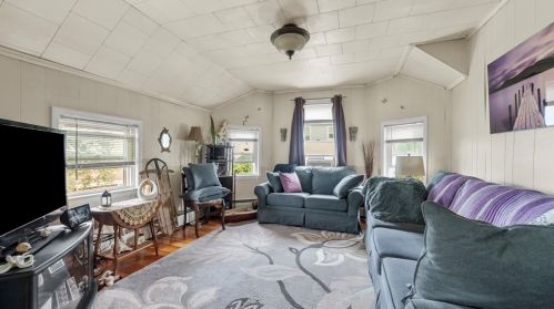 51 Morse Pl, Fall River MA 02724-1346 exterior