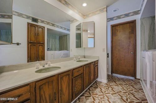 4225 Country Gables Dr, Phoenix AZ  85053-4561 exterior