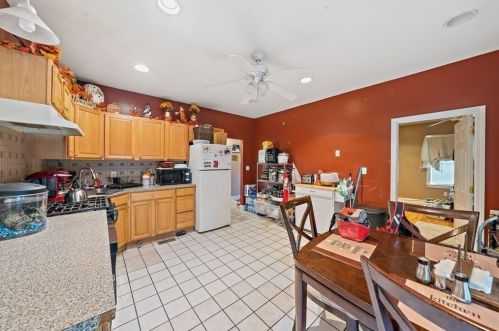 2 Town Hill St, Quincy MA 02169-6417 exterior