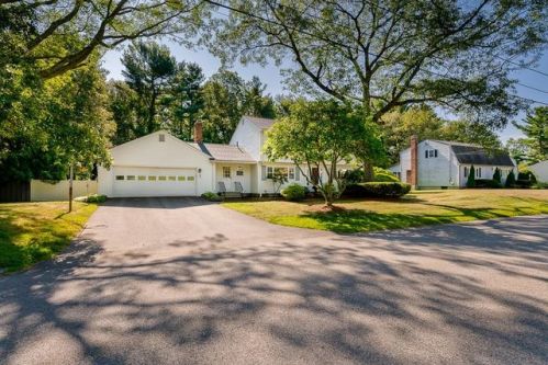 7 Summit Rd, Southborough, MA 01772-1739