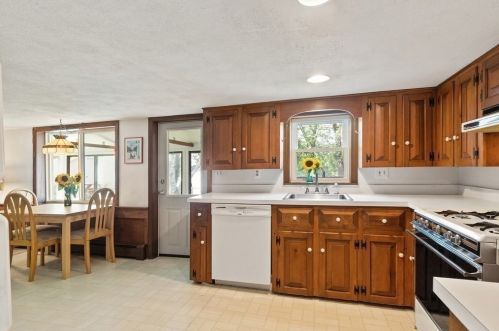 379 Main St, Groveland MA 01834-1428 exterior