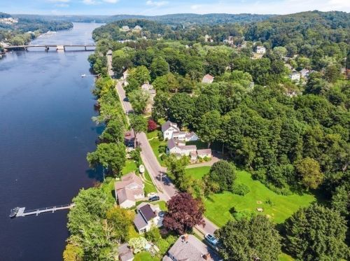 379 Main St, Groveland MA 01834-1428 exterior