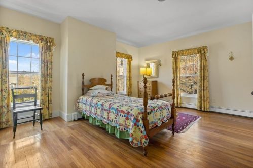 550 Beacon St, Newton MA 02459-2024 exterior